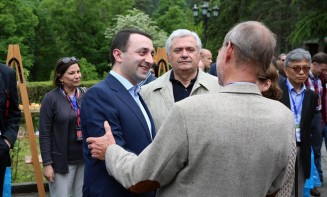 972953_713554358690452_1992811648_n