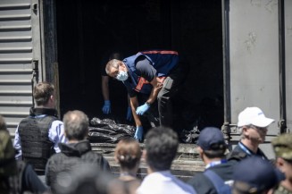 TOPSHOTS-UKRAINE-RUSSIA-CRISIS-MALAYSIA-ACCIDENT-CRASH-BORODAI