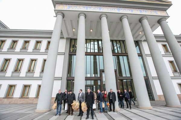 1610858_383876425113970_1601763693825736897_n