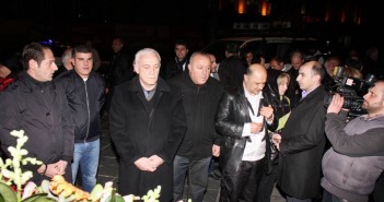 გიორგი ალიბეგაშვილმა და საკრებულოს დეპუტატებმა 9 აპრილს დაღუპულთა მემორიალი გვირგვინით შეამკეს