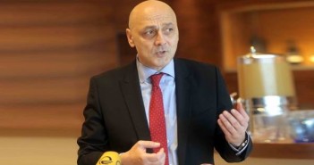 ჯონდი ბაღათურია იმ დეპუტატებს ამხელს, რომლებიც მანდატს “პირადი გამდიდრებისთვის” იყენებენ