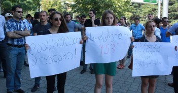 ზვიად სიჭინავასა და რევაზ არველაძის გადადგომის მოთხოვნით, ფეხბურთის ფედერაციასთან აქცია გაიმართა – ფოტოკოლაჟი