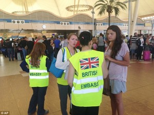 2E2A78F300000578-0-A_tourist_talks_to_staff_from_the_British_Embassy_as_other_holid-a-8_1446846928729