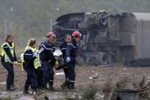 Rescue workers carry a victim on a stretcher from the wreckage of a test TGV train that derailed and crashed in a canal outside Echwersheim near Strasbourg, eastern France, November 14, 2015. REUTERS/Vincent Kessler