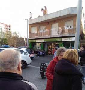 img_memartinez_20160330-195921_imagenes_lv_otras_fuentes_tiroteig_santaco-kehC--572x763@LaVanguardia-Web