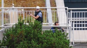 3682D93600000578-3703789-Armed_police_officers_are_seen_getting_into_position_and_coverin-m-34_1469215944576