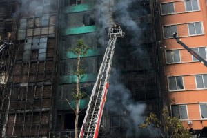 Firefighters work after a fire broke out at a karaoke lounge in Hanoi, Vietnam Novenber 1, 2016. Picture taken November 1, 2016. REUTERS/Nguyen Tien Thinh
