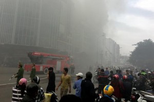 Firefighters work after a fire broke out at a karaoke lounge in Hanoi, Vietnam Novenber 1, 2016. Picture taken November 1, 2016. REUTERS/Nguyen Tien Thinh
