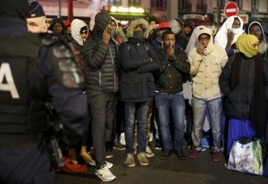Migrants wait before entering buses as part of their transfer by French authorities to reception centres across the country during the dismantlement of makeshift camps in a street near Stalingrad metro station in Paris, France, November 4, 2016. REUTERS/Benoit Tessier