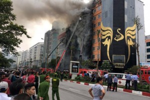 Firefighters work after a fire broke out at a karaoke lounge in Hanoi, Vietnam Novenber 1, 2016. Picture taken November 1, 2016. REUTERS/Nguyen Tien Thinh