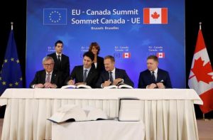 (L-R) European Commission President Jean-Claude Juncker, Canada's Prime Minister Justin Trudeau, European Council President Donald Tusk and Slovakia's Prime Minister Robert Fico attend the signing ceremony of the Comprehensive Economic and Trade Agreement (CETA), at the European Council in Brussels, Belgium, October 30, 2016. REUTERS/Francois Lenoir