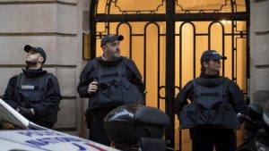 _93950975_louvre_search_epa