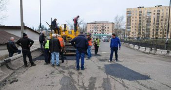 ზესტაფონში, აღმაშენებლისა და ზაქარიაძის ქუჩების დამაკავშირებელ ხიდზე, ასფალტის საფარის განახლების სამუშაოები მიმდინარეობს