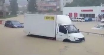 სტიქია სოჭში – ფეხბურთის გულშემატკივრები ქალაქში გადაადგილებას ვერ ახერხებენ (ფოტო, ვიდეო)