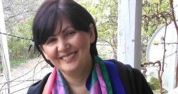 „ნაქარგების მსგავსად, ბუებსაც თავისი ისტორია აქვთ“… – რა არის ცირა პიტიურიშვილის საუკეთესო სამკაული