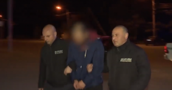 “სიტყვიერი და ფიზიკური შეურაცხყოფა მიაყენა მეუღლესა და მცირეწლოვან შვილს” – ძალადობის ბრალდებით მამაკაცი დააკავეს (ვიდეო)