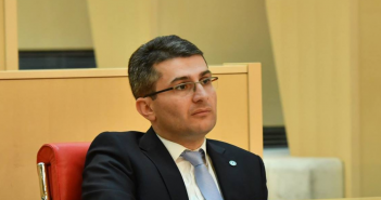 მამუკა მდინარაძე – ჩვენ დილიდან ვუყურებთ მეორადი „კმარელების“ უნიჭო პერფორმანსებს