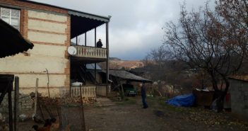 “ცოლს დღე და ღამე სცემდა, სიმამრიც მაგან მოკლა, თოფიც ესროლა და ყელიც გამოჭრა” – რას ყვებიან ადგილობრივები სიღნაღში მომხდარი მკვლელობის შესახებ