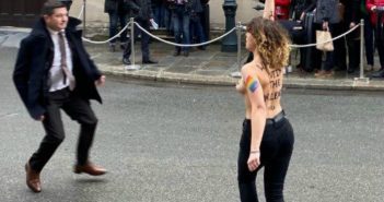 ელისეის სასახლესთან ქალები გაშიშვლდნენ – Femen-ის აქტივისტების აქცია პარიზში