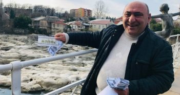 “წყალს გატანებული ბიუჯეტი” – გოგი წულაიამ თეთრ ხიდზე პერფორმანსი გამართა