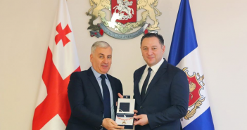 ვახტანგ გომელაურმა თეიმურაზ მღებრიშვილს გაწეული სამსახურისთვის მადლობა გადაუხადა და განსაკუთრებული დამსახურებისთვის I ხარისხის მედლით დააჯილდოვა