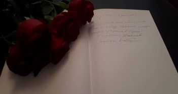 საქართველოში უკრაინის საელჩოში სამძიმრის წიგნში ჩანაწერის გაკეთება გრძელდება – უკრაინელებს დღეს ვახტანგ კიკაბიძემაც მიუსამძიმრა (ფოტო)