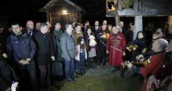 არჩილ თალაკვაძე გურიის მოსახლეობას კალანდობას ულოცავს