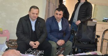 ყაზბეგის მერიამ შშმ პირებს სამედიცინო ელექტრო სავარძელ-ეტლები გადასცა
