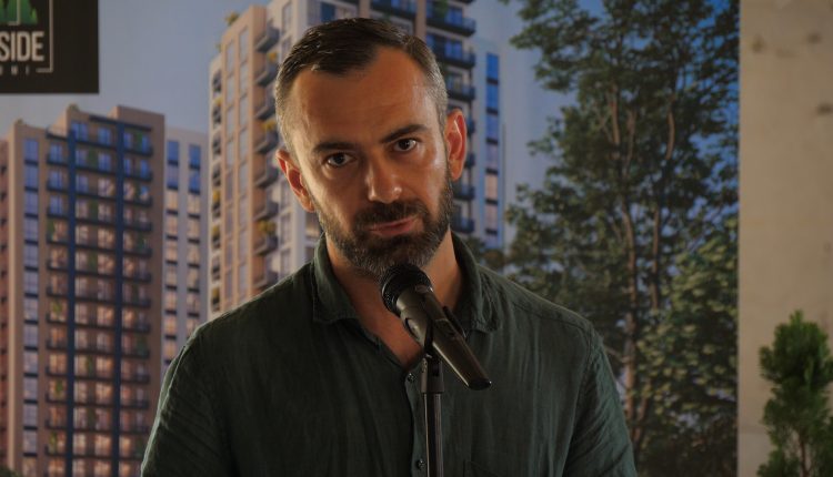 P1555160.00_01_15_36.Still019